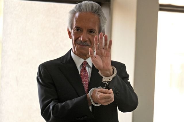 José Rubén Zamora saluda con la mano esposada. Foto: Johan Ordóñez / AFP.