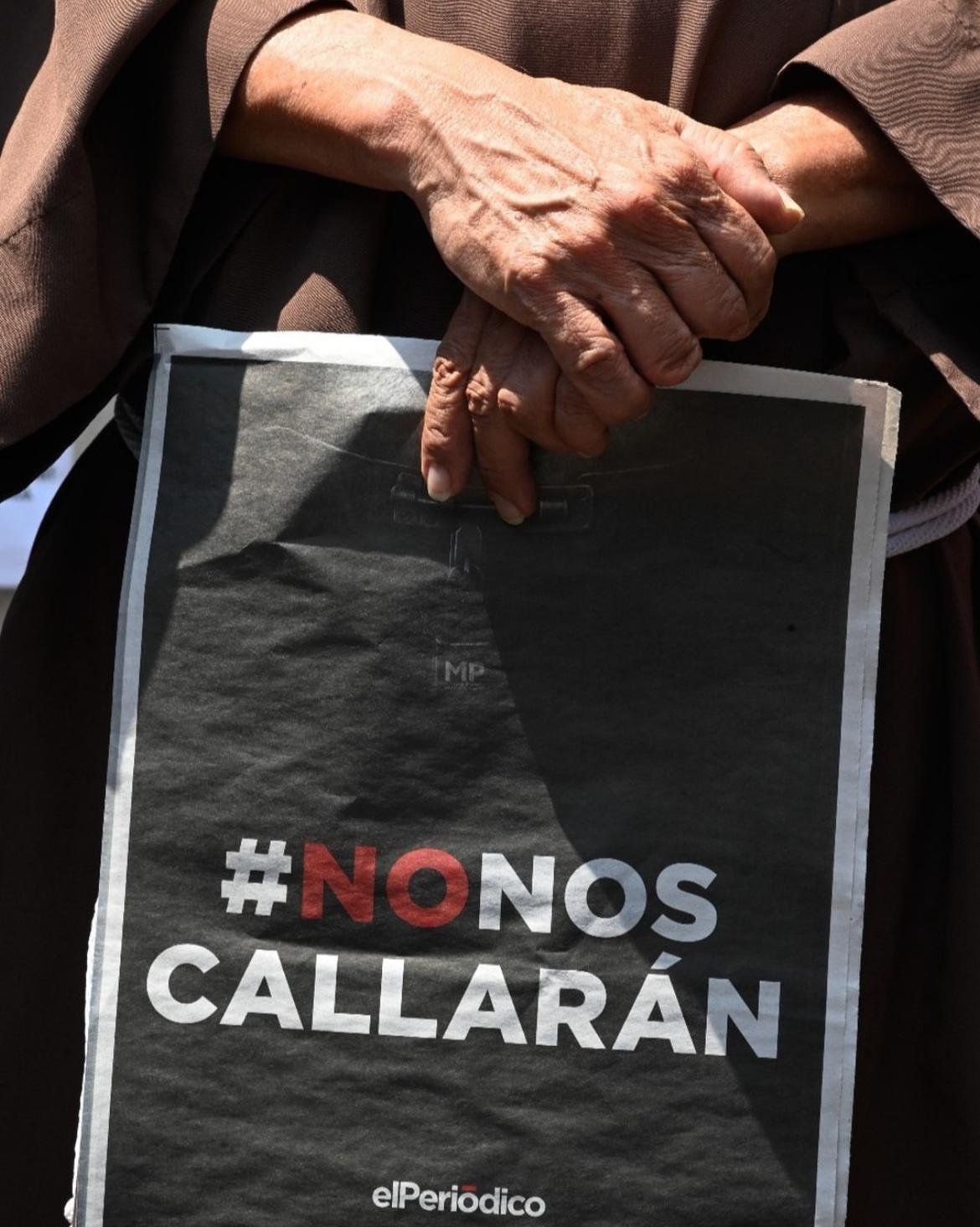 Manos sosteniendo una portada de elPeriódico con el titular «#NoNosCallarán».